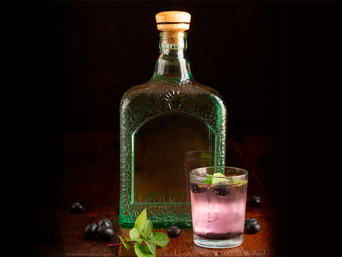 Bebidas alcohólicas mexicanas como mezcal, tequila y licores artesanales